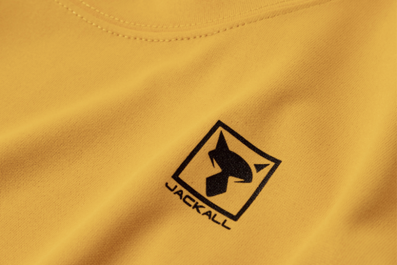 胸元のロゴプリント