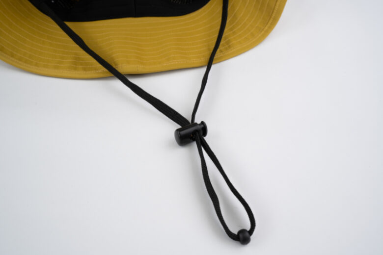 ストラップは長さ調整可能