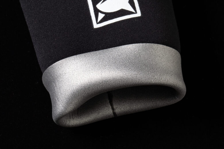 袖口内側にはアルミコーティング