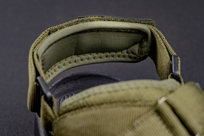 バックストラップはクッション付き