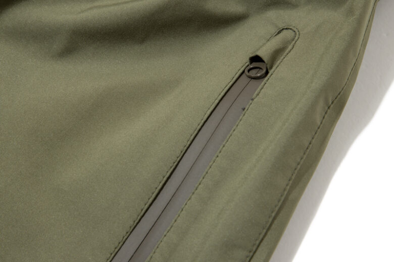 両サイドポケットは止水ファスナーを採用