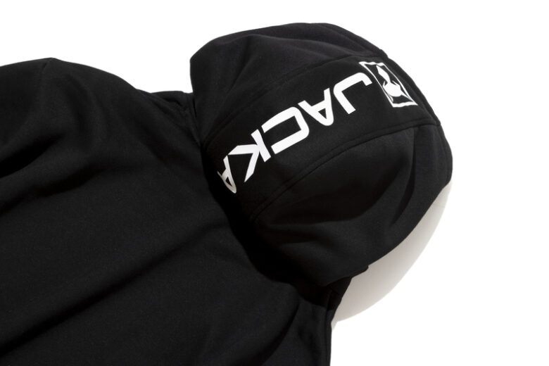 フード部分にビッグロゴ