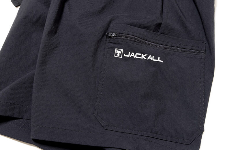 ポケット左：ロゴアップ