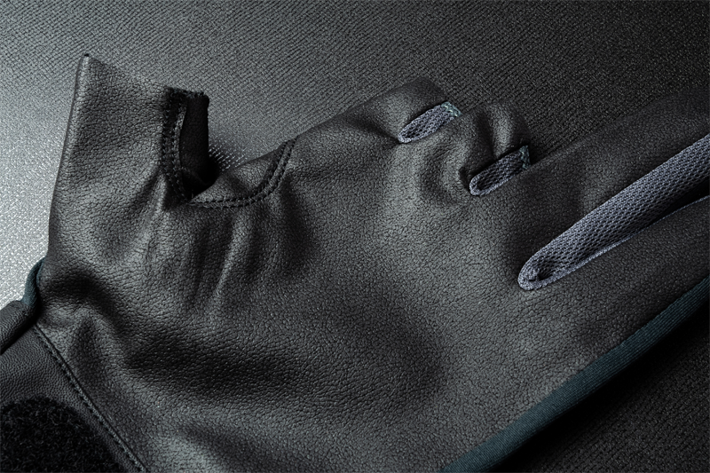 The palm side is made of synthetic leather with high grip and breathability.